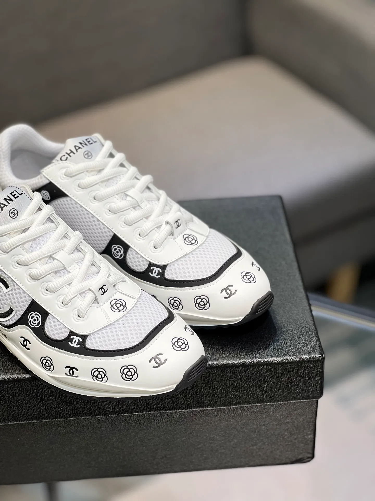 Men's men's shoes 💰640 Exclusive real shot (top version) CHANEL Chanel 2025ss color matching thick-soled casual sports shoes and sneakers. The counter is synchronized. The counter is very popular. A shoe that is very difficult to buy. The most popular thick-soled panda shoes on the Internet. It can be imagined that Xiaoxiang control can't miss it. It has both good looks and comfort. Simple and versatile white shoes. The thick sole increases the height and is super versatile. Close your eyes and wear it. Whoever wears it will look better. Upper: calfskin Lining: imported sheepskin lining Outsole: TPU original outsole Size: 35-44 (customized for women 41 and 40, and 45 for men)
